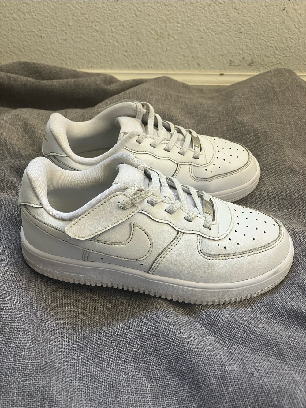 Nike Air Force 1 Kids White Low-Top Sneakers with Hook-and-Loop Strap Size 2.5Y